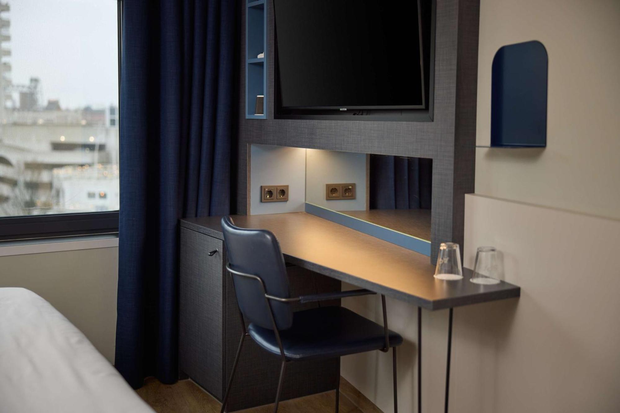 Connecting Queen Family Room